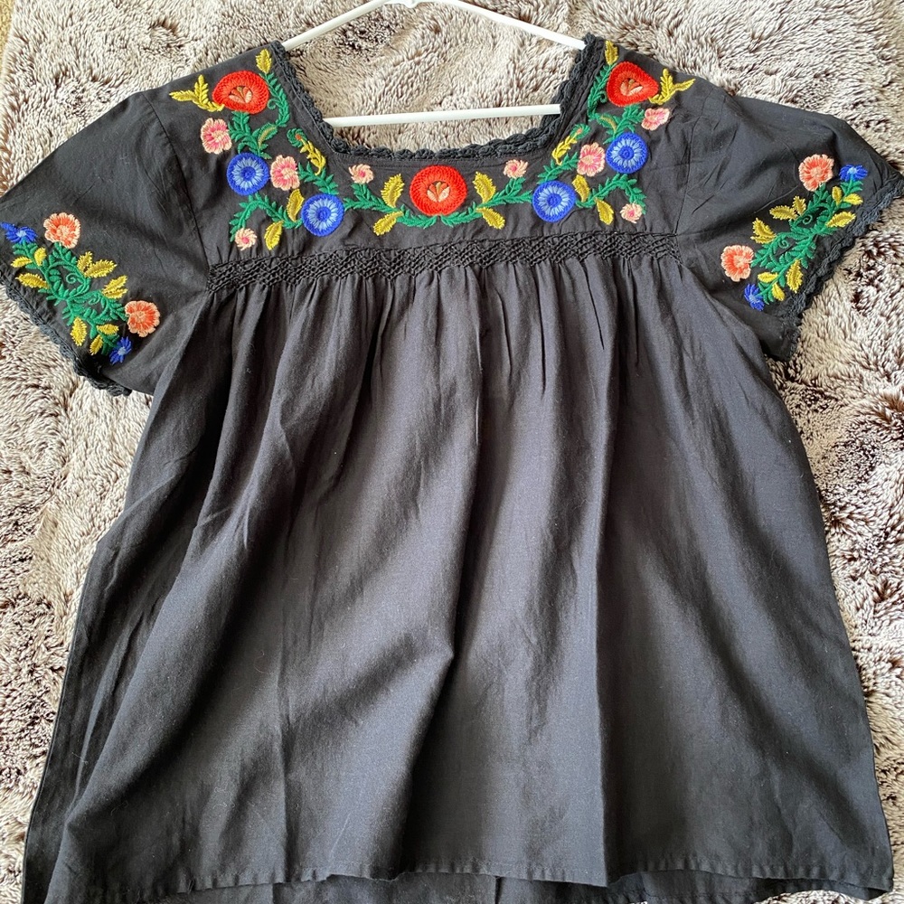 Women’s floral embroidered shirt NWT LARGE